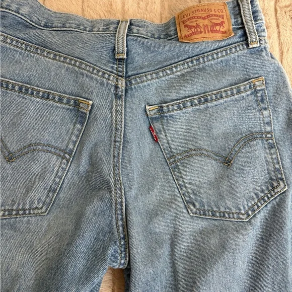 Women’s Levi’s Jeans - Picture 10 of 12